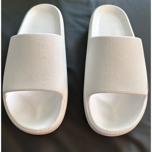 Victoria’s Secret PINK Pillow slides